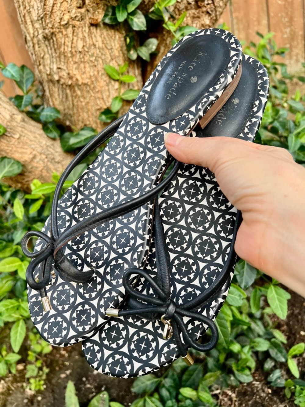 Elegant Kate Spade Mystic Bow Slides Sandals Gold Spade Charm Black/White 10M